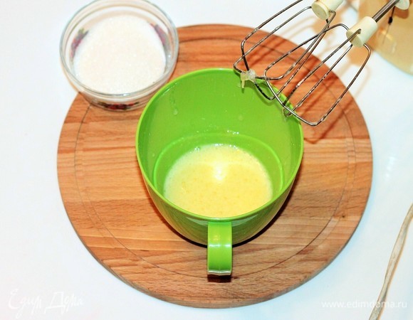 Желтки взбить с сахаром и ванилином в белую массу до исчезновения крупинок.