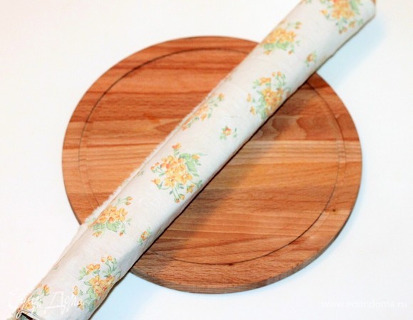 И затем аккуратно скрутить бисквит рулетом прямо с бумагой и полотенцем. Когда он остынет, он легко будет отделяться от бумаги (если хорошая бумага). Рулет оставить на столе остывать минут на 30.