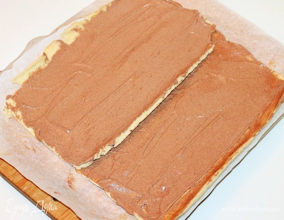 Остывший рулет аккуратно раскрутить, освободить от полотенца. Сверху намазать сметанным кремом (1/2 часть крема).