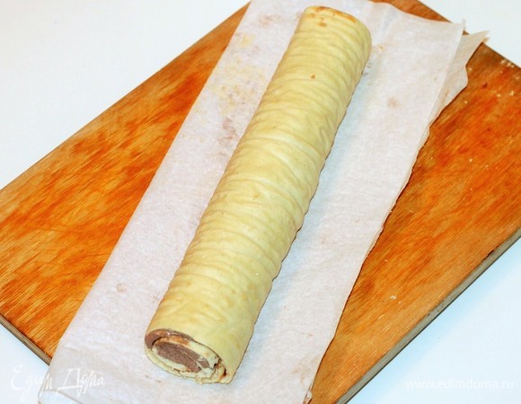 Теперь аккуратно скрутить рулет с кремом и убрать в холодильник охлаждаться.