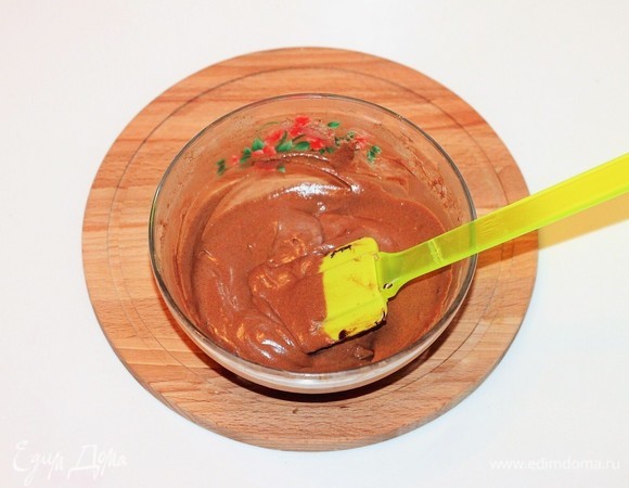 Затем вмешаем растопленный шоколад в сметанный крем (в 1/2 часть) и быстро перемешаем.