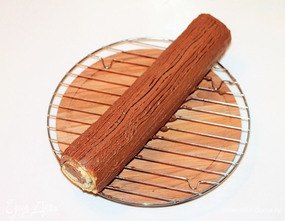 На охлажденный рулет наносим крем и украшаем (можно кокосовой стружкой, орехами и ягодами).