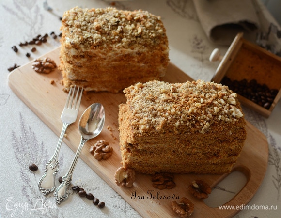 Из второго большого коржа сделала 2 тортика поменьше. Один — с орехово-ванильным, второй — с масляным кремом. Так же промазываем и посыпаем крошкой от коржей и орехами.