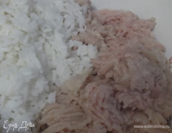 Курицу отделить от костей. Мякоть пропустить через мясорубку с головкой чеснока. Рис отварить до полуготовности, соединить с фаршем. Посолить, поперчить.