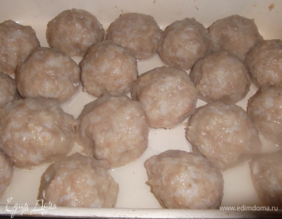 Сформировать тефтельки. Выложить в форму. Поставить в разогретую духовку при 220°C.