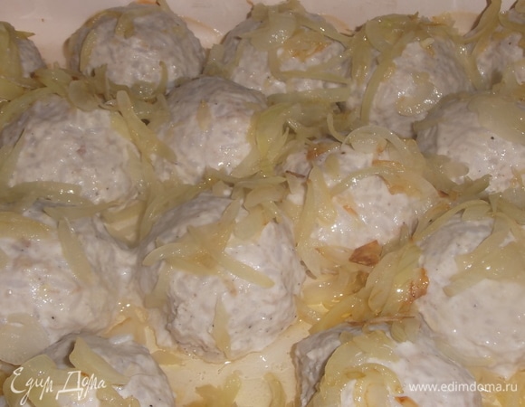 За это время лук обжарить на сливочном масле. Выложить на тефтели.