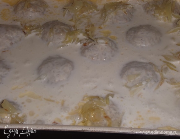 Сметану развести водой. Добавить 1 ч. л. соли, 2 ст. л. муки. Хорошо перемешать. Залить соусом тефтели.