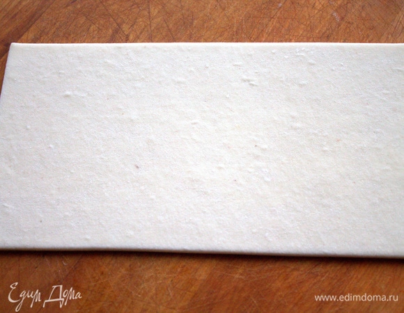 Достать и разморозить пластинку слоеного теста. У нас в пачке весом 500 г 4 такие прямоугольника.