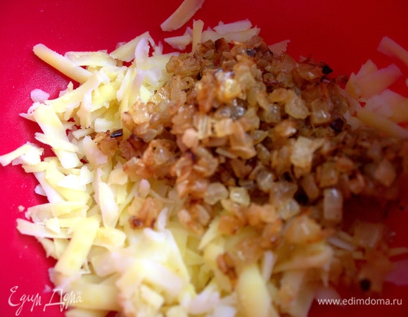 Добавить обжаренный лук.