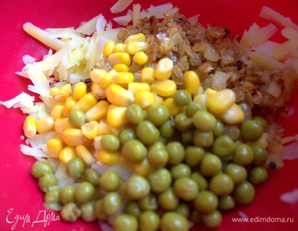 Добавить кукурузу и горошек в равных количествах.