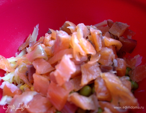 Нарезать кубиком слегка подкопченный лосось или любую другую рыбу.