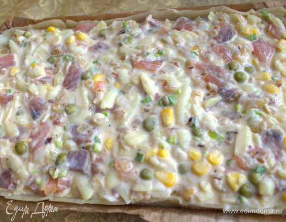 Перенести всю начинку на тесто ровным слоем.