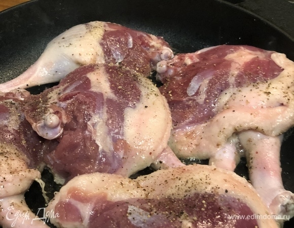 Утиные ножки необходимо посолить, поперчить, а затем обжарить на раскаленной сковороде до образования золотистой корочки.