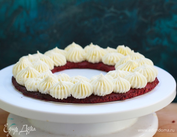 Крем: в чаше миксера смешать холодный сливочный сыр, мягкое сливочное масло и сахарную пудру с ванилью и взбить все до однородности и пышности. Готовый крем выложить в кондитерский мешок с насадкой А1 или, как у меня, широкой насадкой для эклеров с мелкими зубчиками. Полностью остывшие коржи уложить на подложку, на которой будете подавать торт. Подложку слегка смазать кремом для закрепления на ней нижнего коржа. Иначе торт будет ездить по поверхности. Уложить первый корж. Отсадить из мешка крем высокими пиками в 2 ряда. Выставить на холод. Взять корж для второго торта и сделать все аналогично (если делаете один торт, то соответственно эти пункты пропустить). Крем на корже должен «встать», иначе при укладке верхнего слоя он сплющится. Это занимает не менее 30 минут.