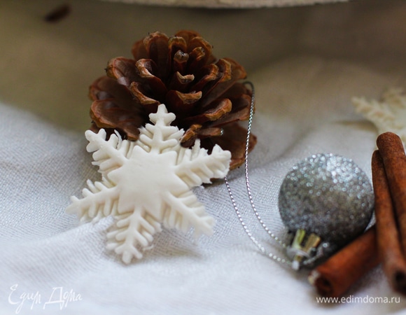 Снежинки можно самостоятельно изготовить из мастики.