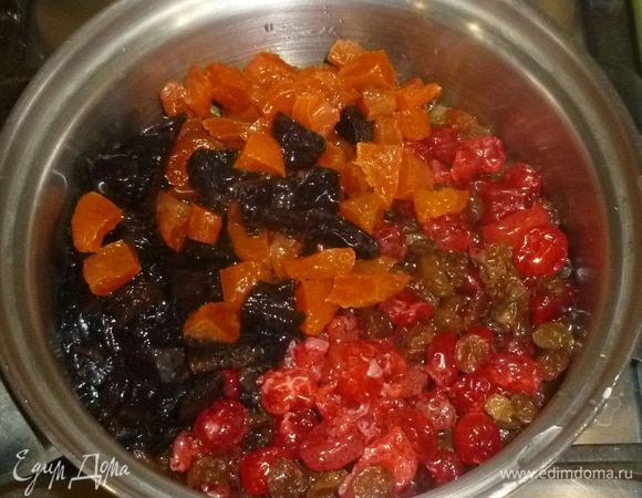 Курагу и чернослив нарезать маленькими кусочками, сложить в сотейник с изюмом и вишней, залить коньяком. Довести до кипения, убавить огонь и тушить 10 минут. Откинуть на дуршлаг.