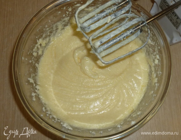 Для теста все продукты заранее достать из холодильника, чтоб они были комнатной температуры. Духовку разогреть до 180°C. Масло взбить с сахаром. По одному добавлять яйца и взбивать.