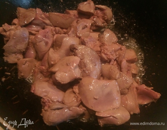 Примерно 300 г печени (мне больше нравится куриная) режем на небольшие кубики и обжариваем на масле подсолнечном. Как приготовится (а готовится она быстро, иначе получится жесткой), откладываем в отдельную тарелку для салата.