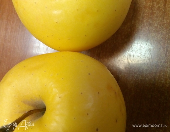 Яблоко одно большое тоже режем на кубики и обжариваем в этом же масле. Добавим 1/2 ч. л. сахара и ст. л. коньяка (не бойтесь, он выпарится). Откладываем в тарелку с печенью.