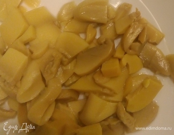 Грибы (я взяла шампиньоны консервированные ТМ «Фрау Марта», примерно 500 г), обжариваем все в той же сковороде после яблок.