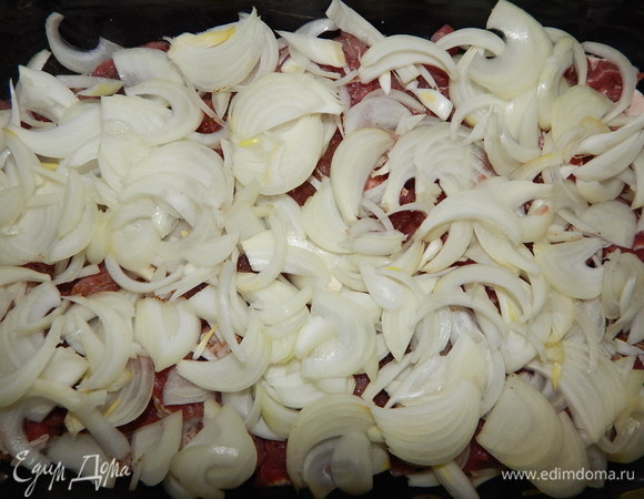 Лук чистим и режем тонкими полукольцами. Выкладываем поверх мяса.