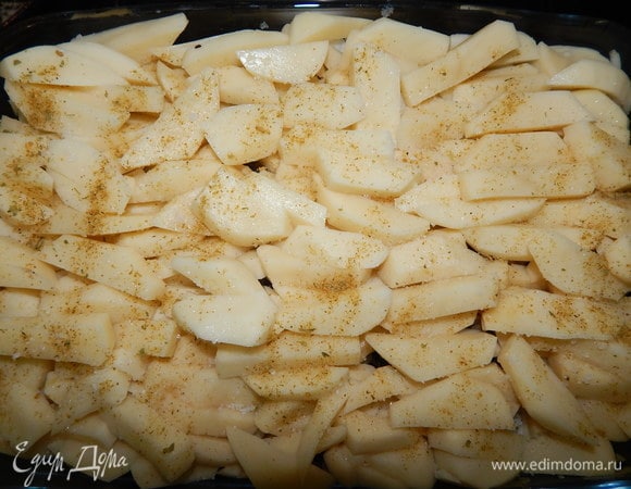 Картофель чистим, режем брусочками и выкладываем на грибы. Солим, перчим и добавляем приправы.