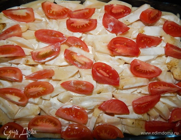 Сливки смешать со сметаной и вылить в форму. Помидоры нарезать дольками и разложить поверх картофеля.