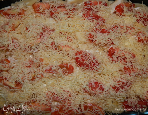 Посыпаем натертым сыром, накрываем форму фольгой и отправляем в разогретую до 180°C духовку на 1 час.