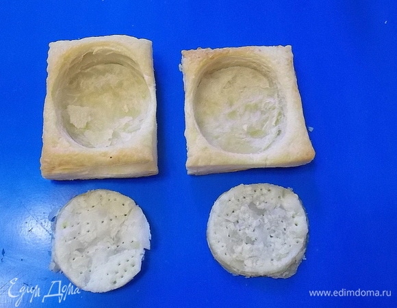 Сделать в круге много проколов и выпекать в горячей духовке при 180°C в течение 10 минут. Вынуть и снять круглые крышечки.