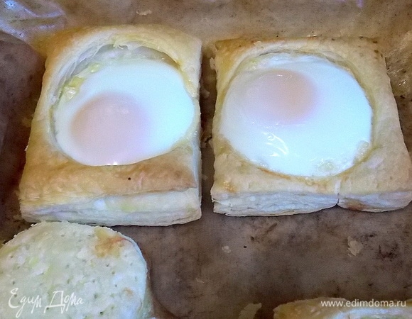 Верните в духовку и запекайте до готовности яиц. Обычно это занимает от 10 до 20 минут. Все зависит от вашей духовки.