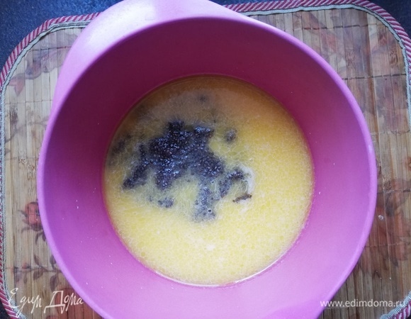 Растопить сливочное масло на водяной бане. Смешать молоко, масло и семена чиа.