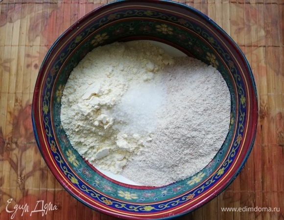 Просеять 2 вида муки в отдельную чашку. Можно экспериментировать и делать с разным видами муки (пшеничная и кукурузная, гречневая или овсяная). Добавить соль и перемешать.