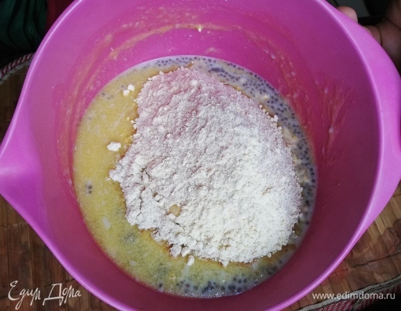 Сухие компоненты смешиваем с жидкими миксером.