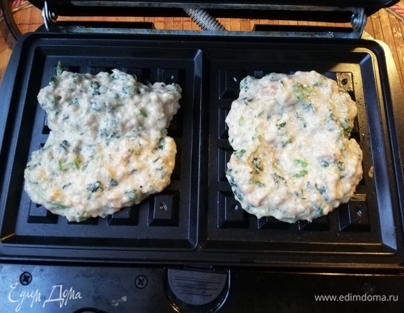 Разогреть вафельницу и выложить тесто.