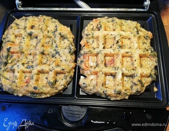 В зависимости от мощности вафельницы жарить 10–15 минут и аккуратно достать.