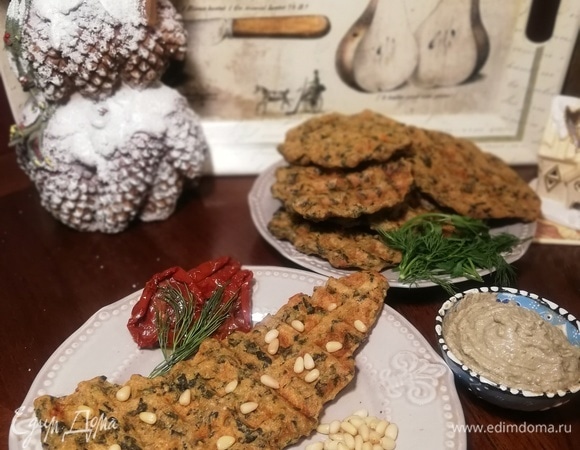 Также можно приготовить ваш любимый соус. У меня это сметана, зубчик чеснока, укроп, специи (все смешать в блендере).