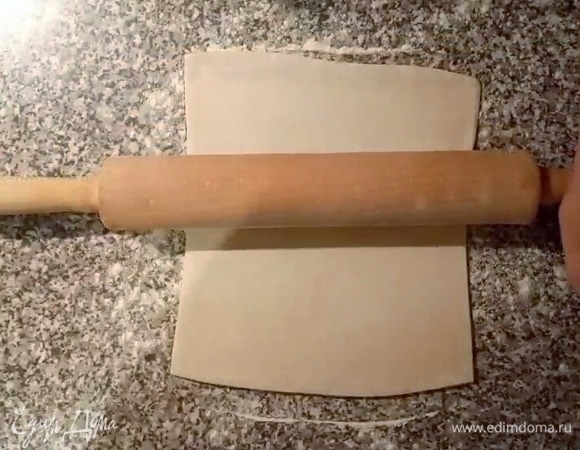 Тесто разморозить. Немного раскатать.