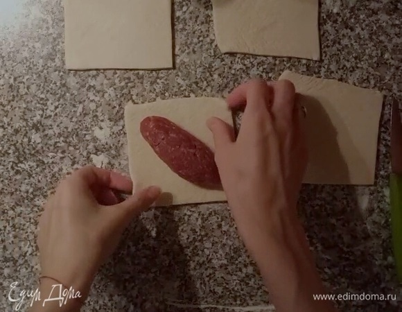 Выкладываем фарш по диагонали.