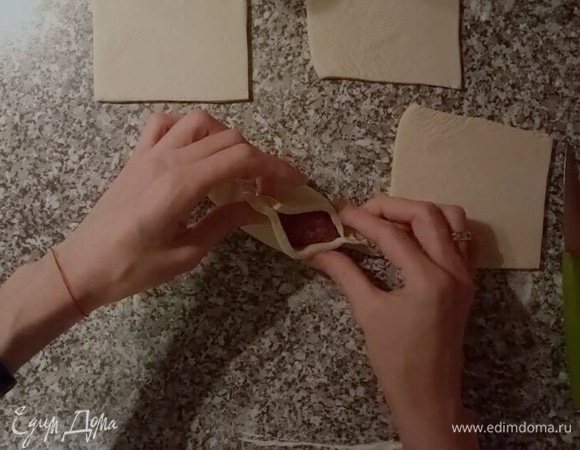 Защипываем края теста над фаршем в виде вареника. Если получается слишком толстый шов (это там, где соединяешь углы квадрата), то я срезаю лишнее тесто. Переворачиваю заготовку швом вниз, легонечко прижав ее к столу.