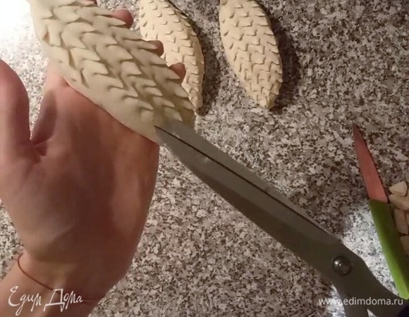 Теперь кончиками ножниц вырезаю чешуйки «шишки». Делать это нужно аккуратно, стараясь не достать до начинки.