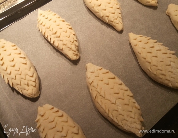 Готовые заготовки выкладываем на противень, застеленный бумагой для выпекания.