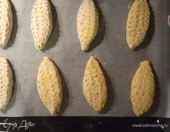 Смазываем яичным желтком. Выпекать при 180°C 40 минут.