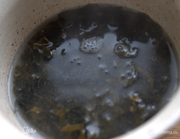 Залить пару ложек кипятком буквально на 5 минут.