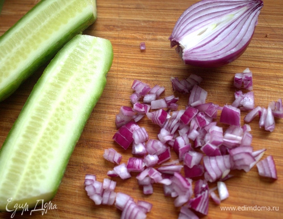 Лук красный измельчить.