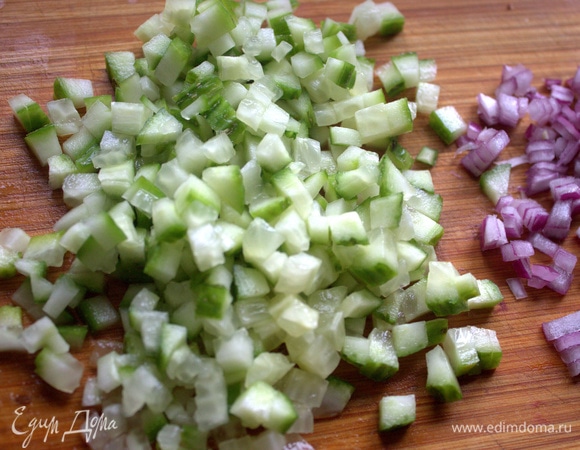 Огурец нарезать мелко.