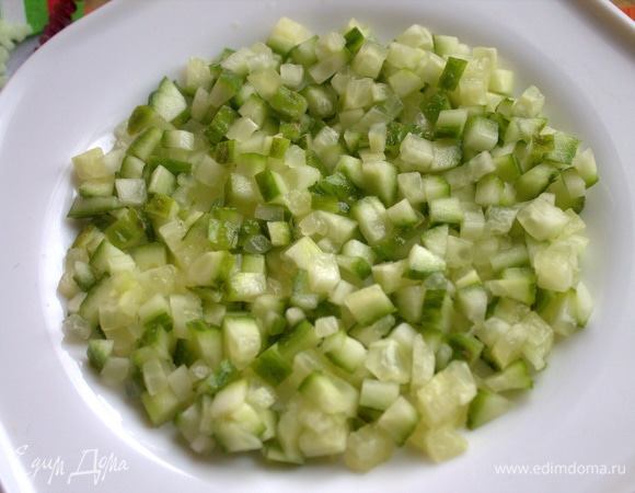 На дно тарелки выложить огурцы.