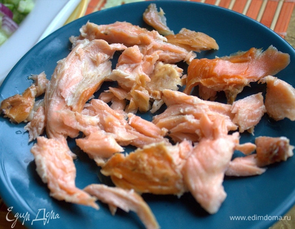 Очистить рыбу от кожицы и косточек.