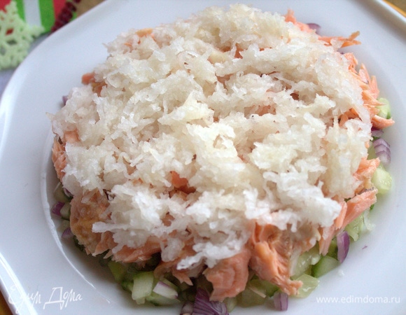 Сверху выложить слой тертого дайкона. Количество примерно равно количеству огурца.