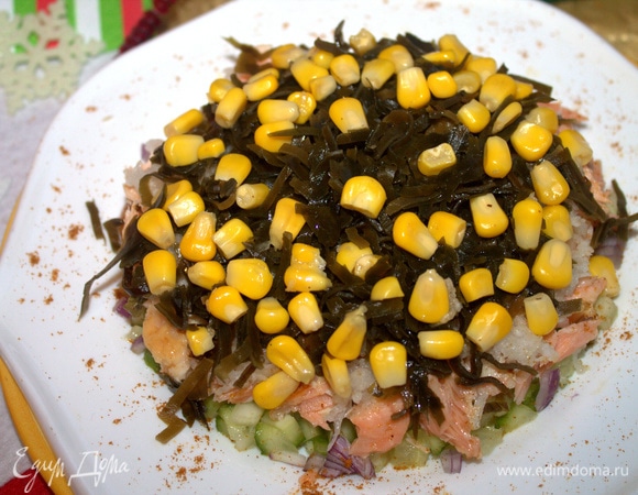 Кукуруза может быть выложена слоями несколько раз, но обязательно еще добавить ее сверху — с ней красиво.