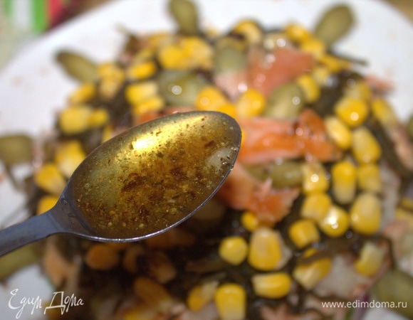 Полить заправкой салат сверху или в процессе сборки.